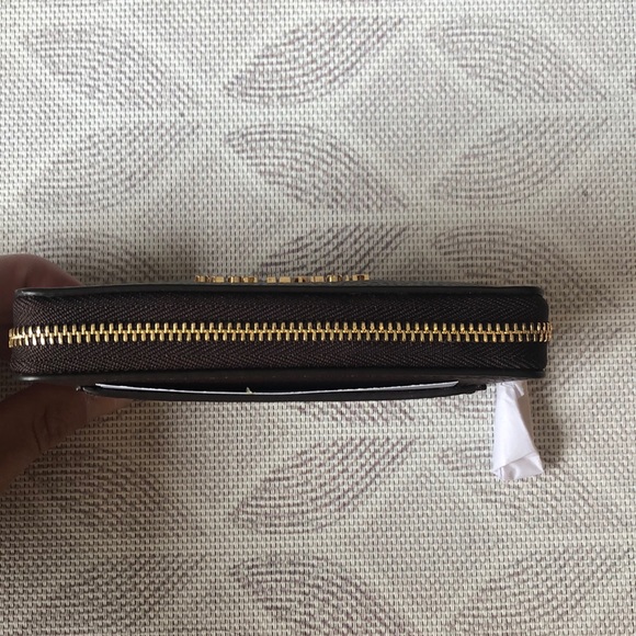 Michal Kors small zip wallet. - Picture 3 of 4